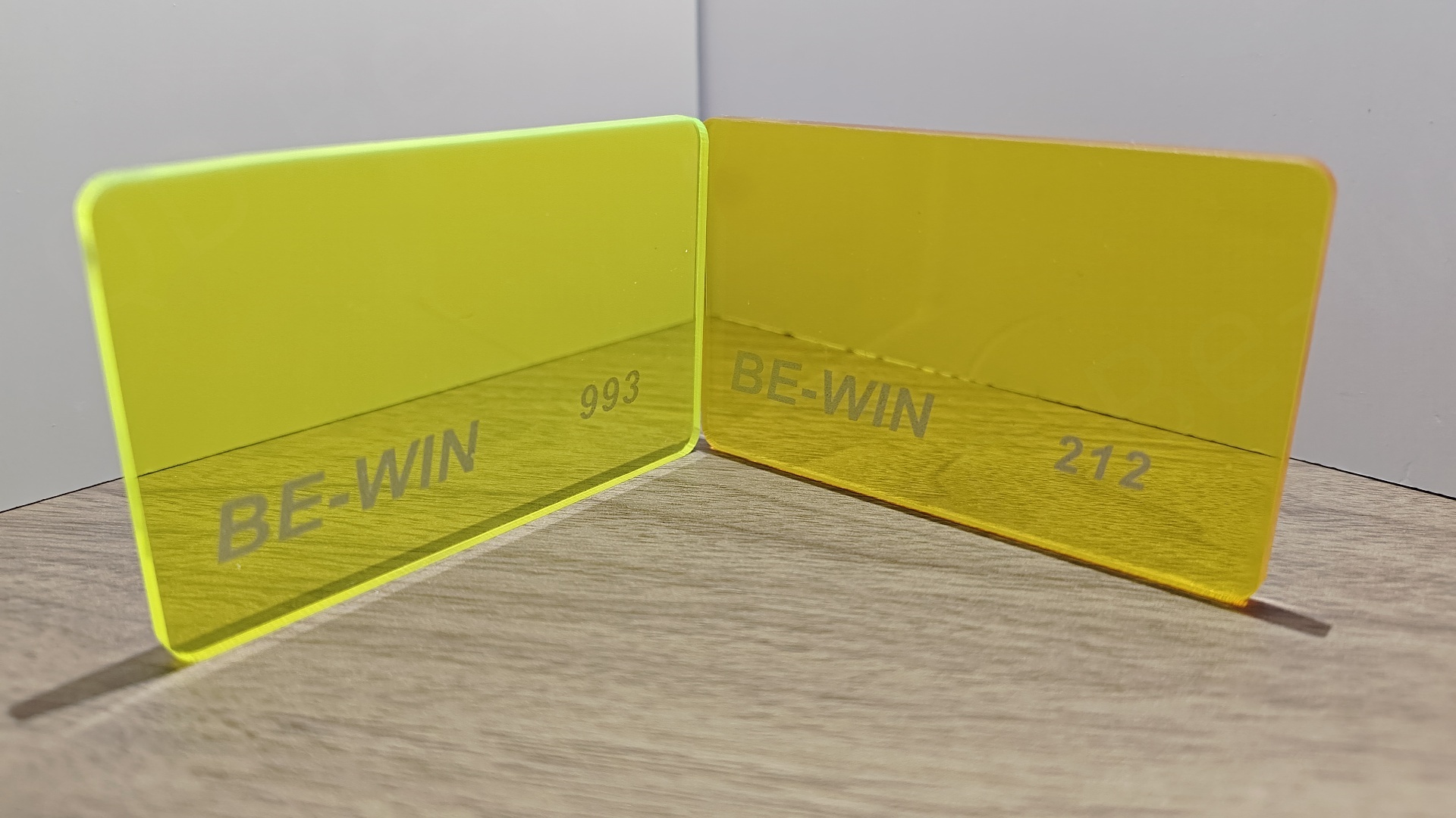 Wie kann man zwischen gegossenen und extrudierten Acrylblättern unterscheiden?